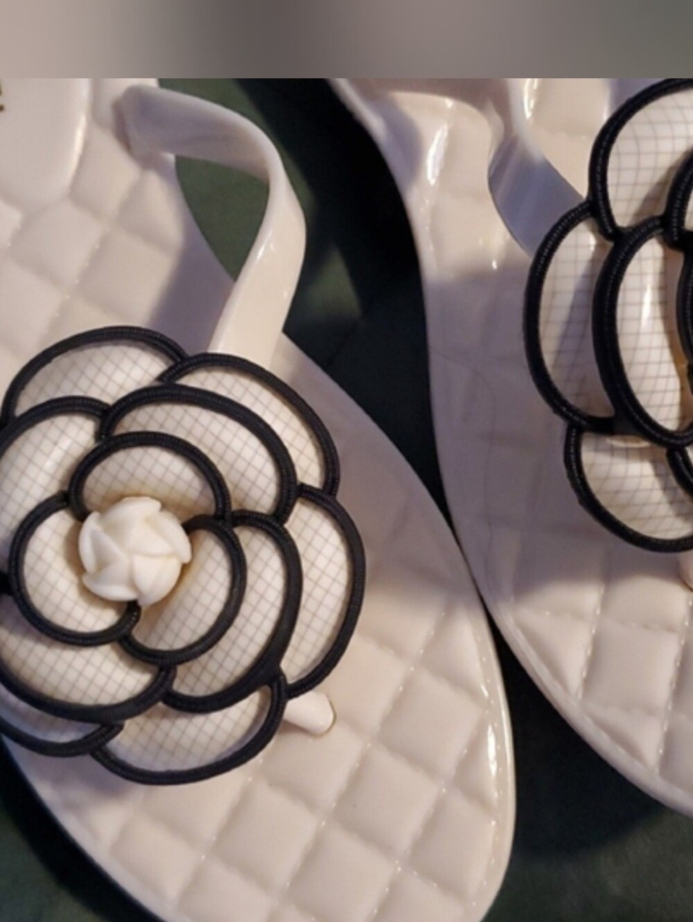 Jelly Sandals -Super Cute 3D Flower Thong Style Sz.37 White/Black Accents